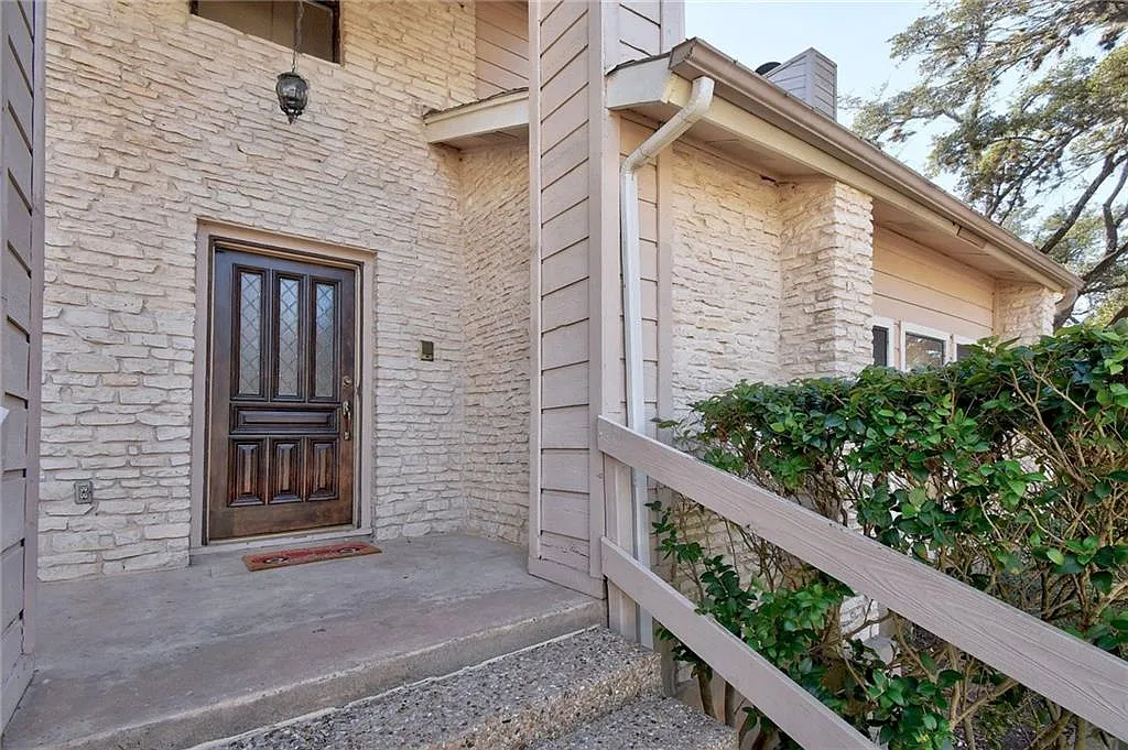 3 bed, 2.5 bath, 2406 sqft, $3,800 — Photo 2
