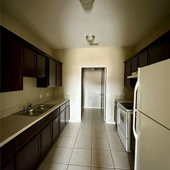 2010 Miroslava Ave #12 — Photo 5