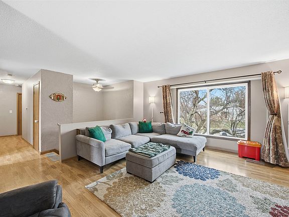 5th image of 814 SE Uehlamar Dr