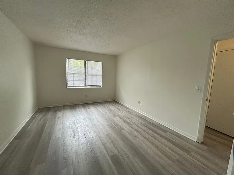 818 Lesa St — Photo 8