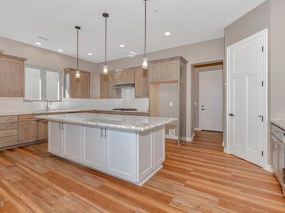 5th image of 2222 Lakewood Dr