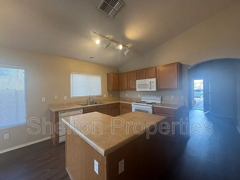 3 bed, 2.0 bath, 1238 sqft, $1,695 — Photo 2