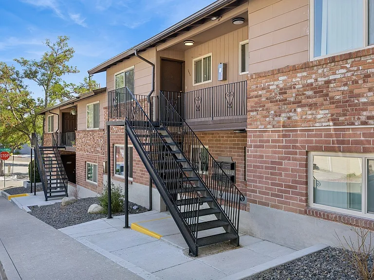 Oak Manor & Angel Street — Photo 14