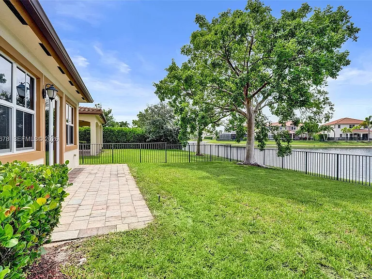 10340 Lake Vista Ct — Photo 19