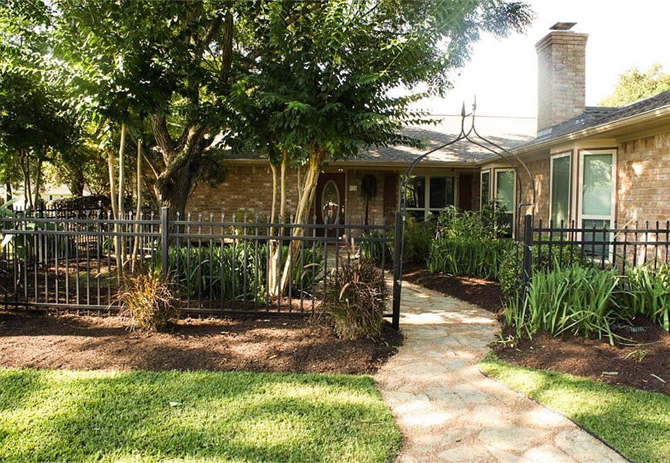 1st image of 819 Lake Villa Dr