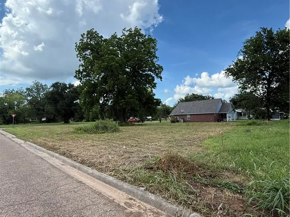 809 W 5th St, Hearne, TX 77859