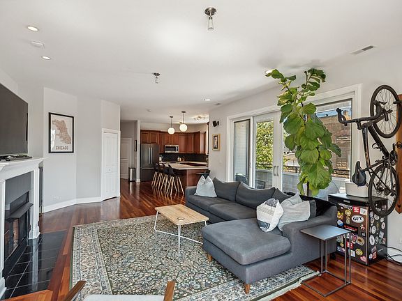 3rd image of 2931 N Milwaukee Ave APT 2S