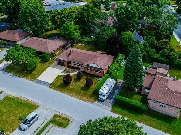 18 Manor Pl, Hamilton, ON L8G 3S9