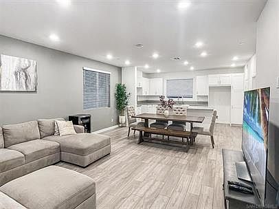 4th image of 1820 Liquid Ln