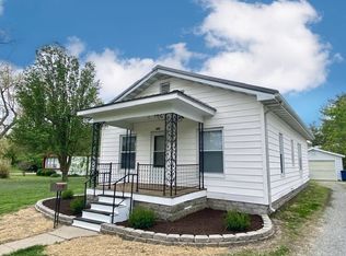 806 S Main St, Flora, IL 62839