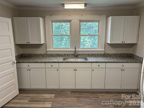 5th image of 517 Denver St