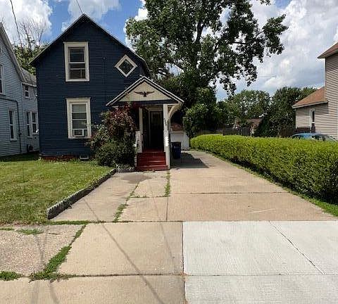 3rd image of 1325 Maude Ave NE