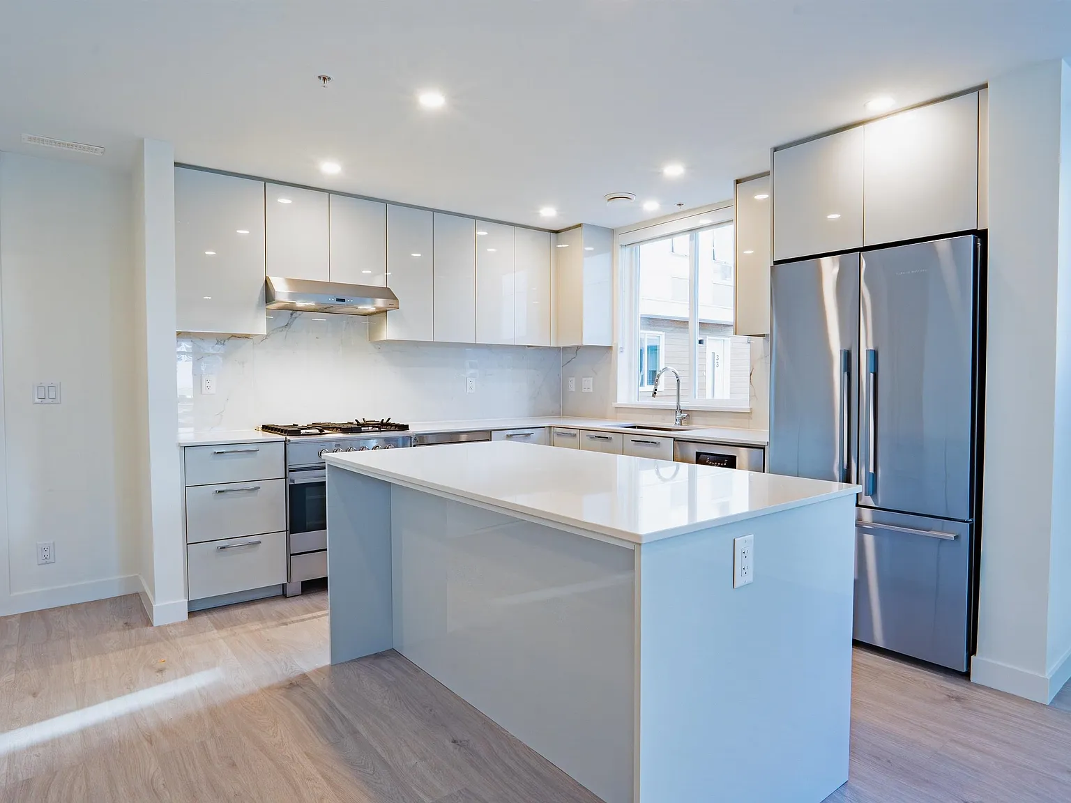 3 bed, 1394 sqft, $3,800 — Photo 3
