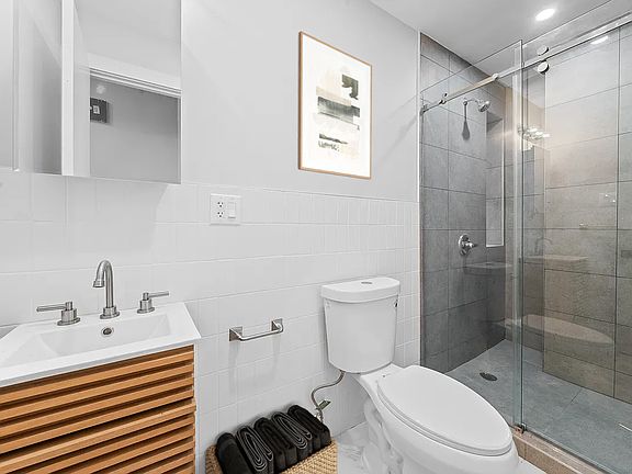 2nd image of 219 Kingsland Ave APT 7