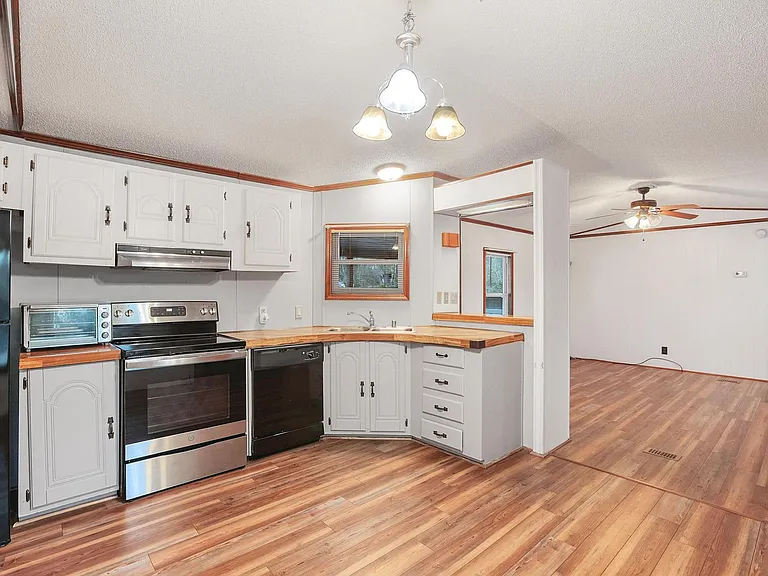 312 Queens Rd — Photo 3
