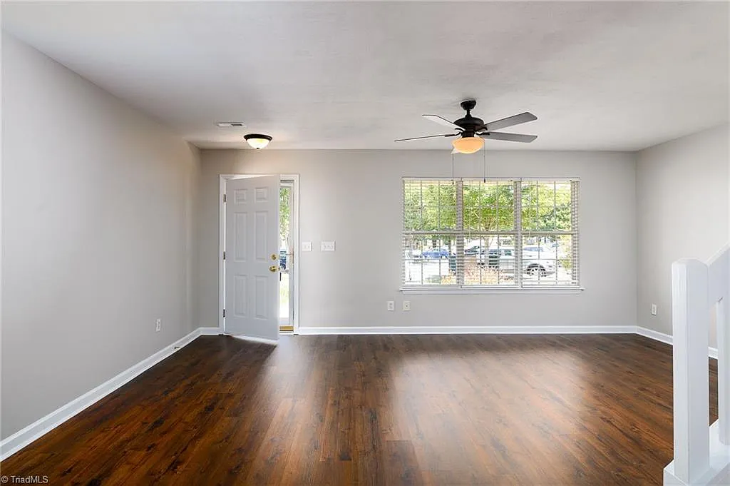 2 bed, 2.5 bath, 1300 sqft, $1,600 — Photo 4