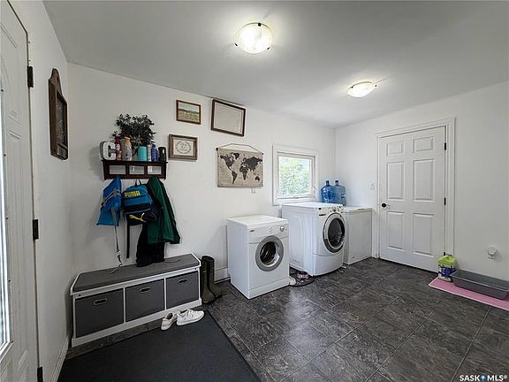 4th image of 811 McNaughton STREET