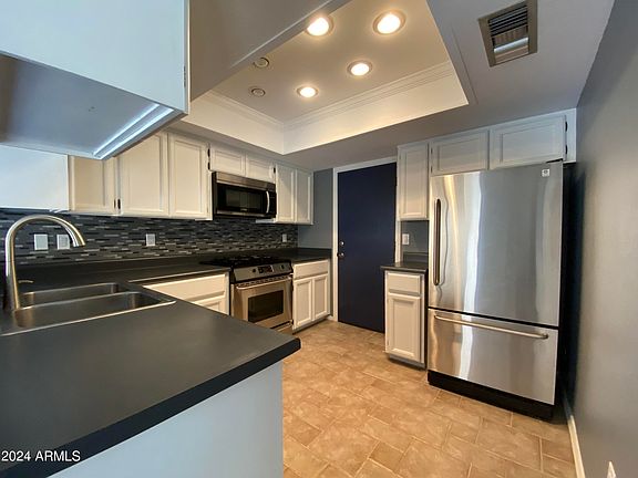 3rd image of 821 E Redondo Dr