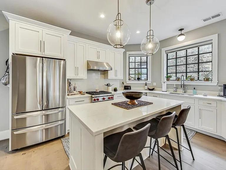 2511 N Francisco Ave #2 — Photo 2