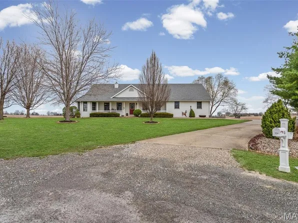 124 Evergreen Ct, Brighton, IL 62012