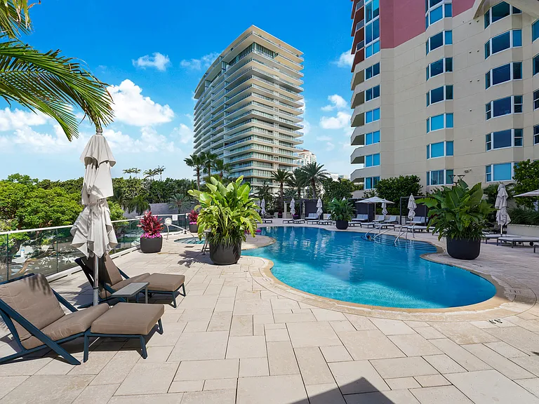 300 S Pointe Dr #405 — Photo 54