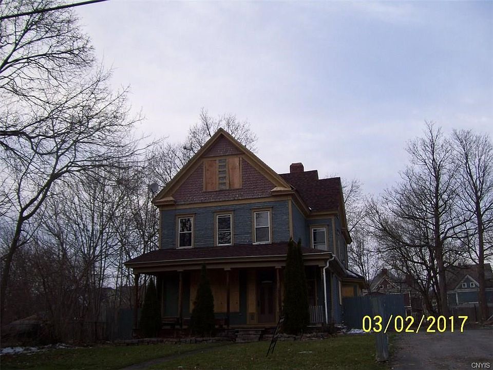 2nd image of 134-36 W Kennedy St W