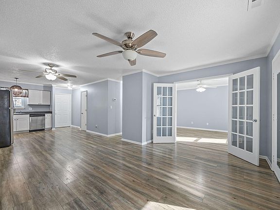 3rd image of 902 Huntington Park Dr
