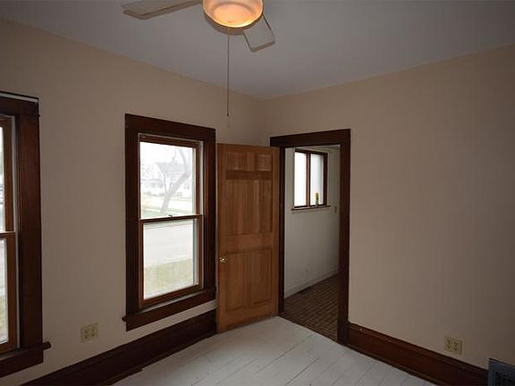 3rd image of 1045 Eastman St