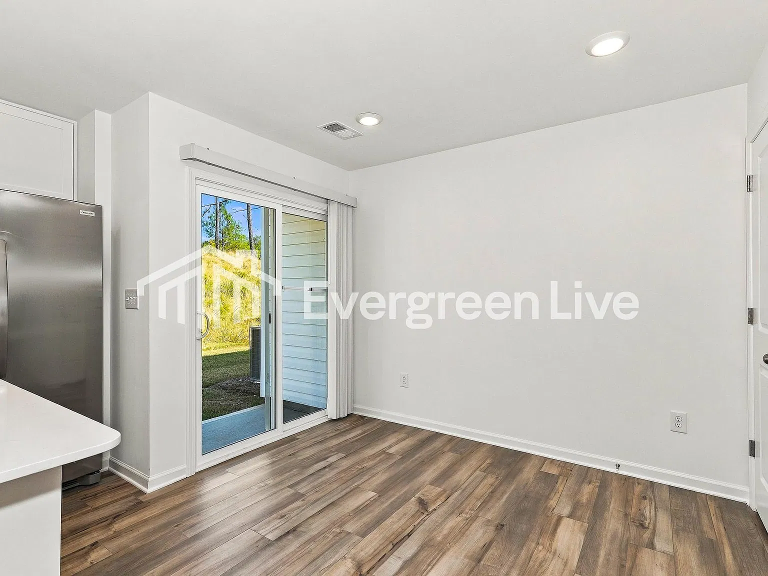 3 bed, 3.0 bath, 1423 sqft, $1,705 — Photo 4
