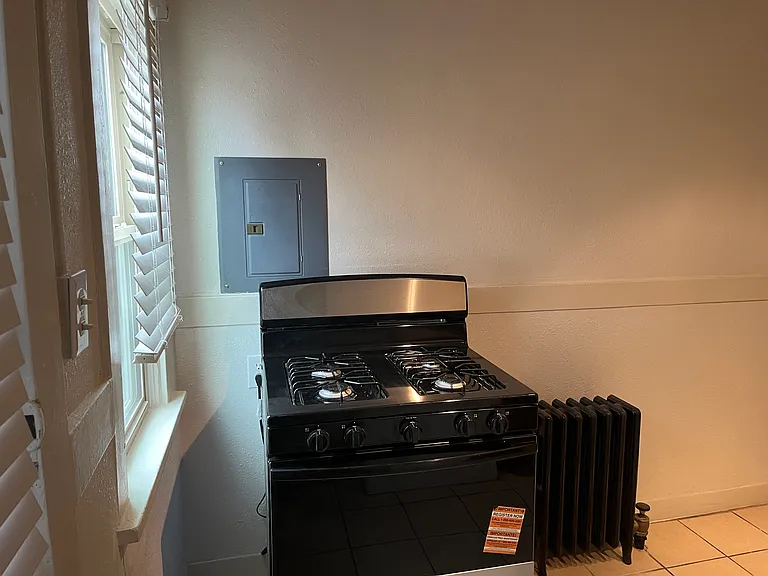 Lovely, Large, & Bright 1 Bed in Beautiful Downtown Courtyard Complex — Photo 16