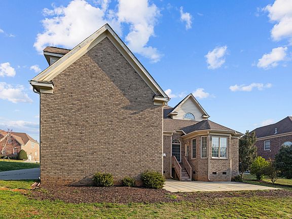 5th image of 3907 Voltaire Dr