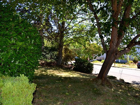 3rd image of 1014 NE Pepperwood Dr