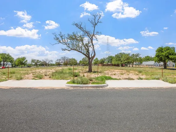 218 Woodcrest St, Fredericksburg, TX 78624
