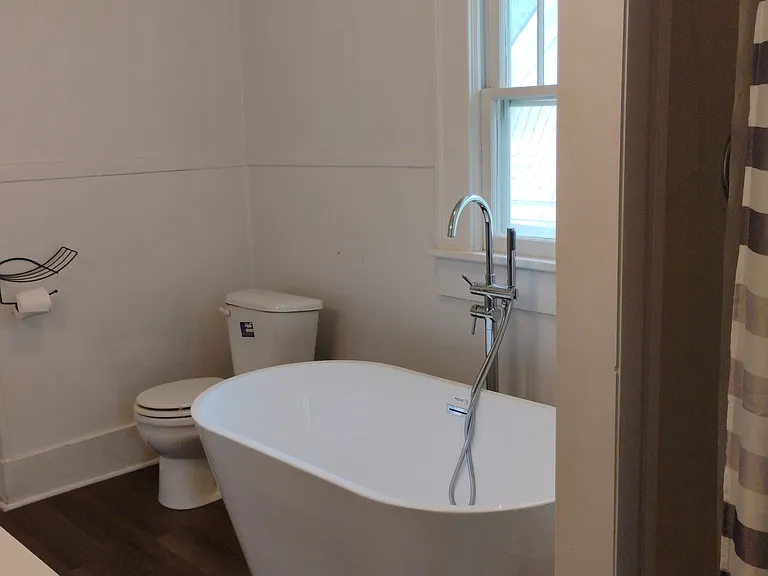 501 N Grand Ave — Photo 16