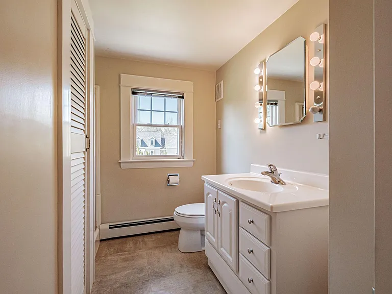 Upstairs full bath