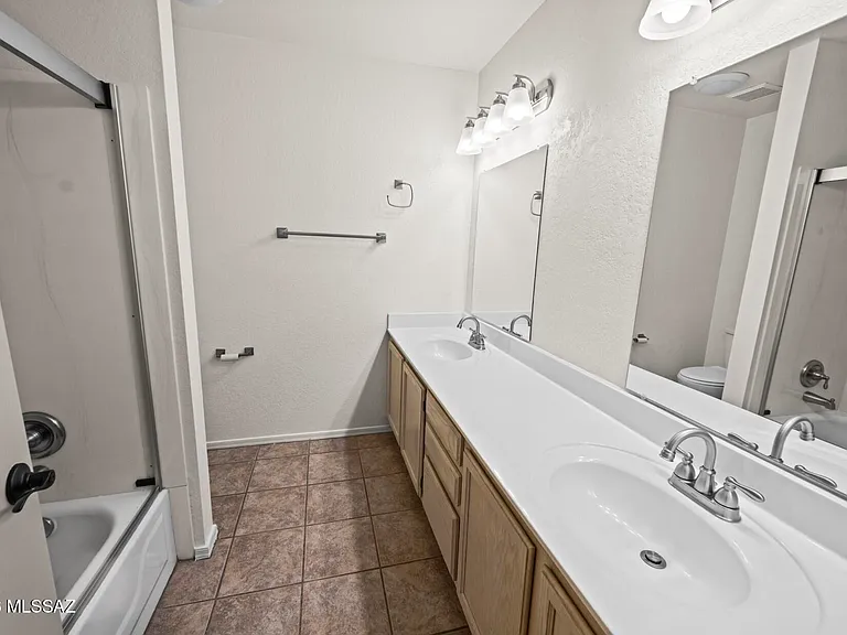 3067 W Country Hill Dr — Photo 24