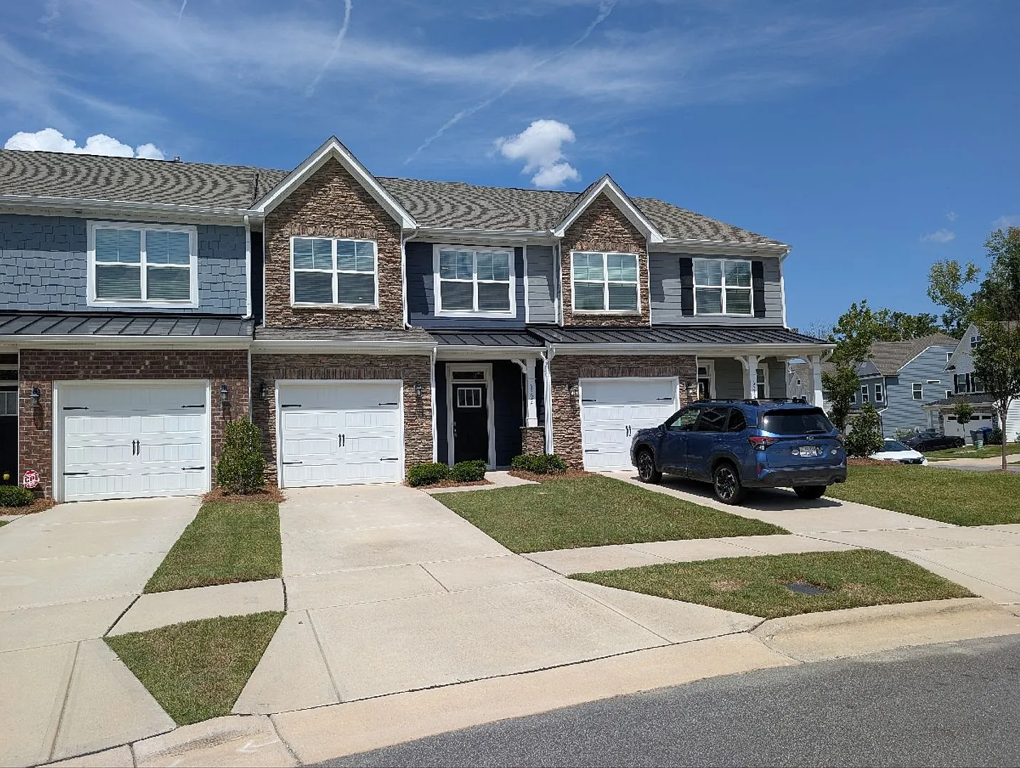 Beautiful 3 Bedroom, 2.5 Bathroom Townhome in Harrisburg Village. Don't Miss Out! — Photo 1