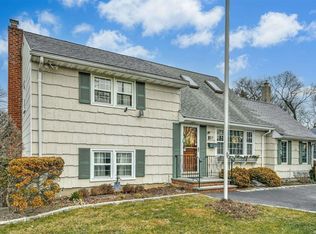 21 E Walnut St, Islip, NY 11751