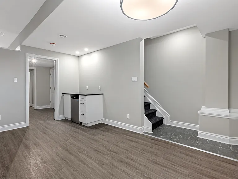 447 Green Ave — Photo 12