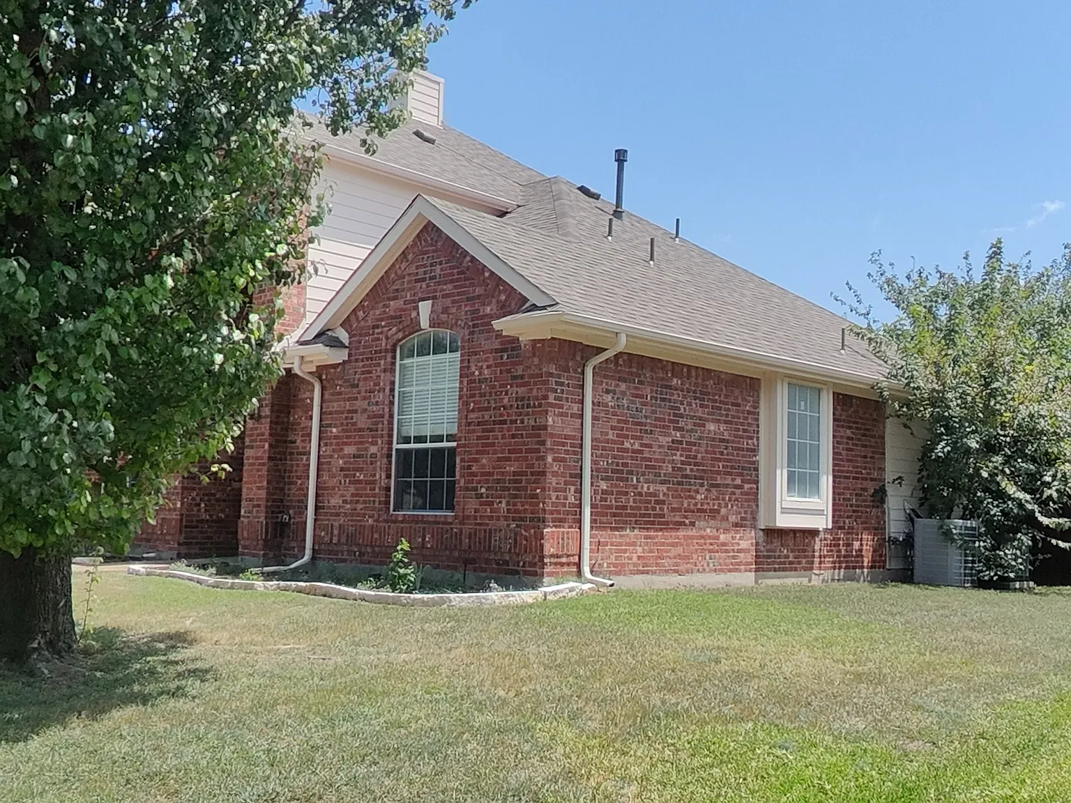 4 bed, 2.5 bath, 2609 sqft, $2,800 — Photo 2