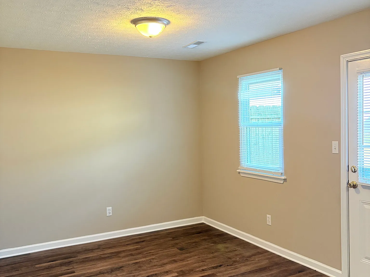 3 bed, 1.5 bath, 1200 sqft, $1,050 — Photo 4