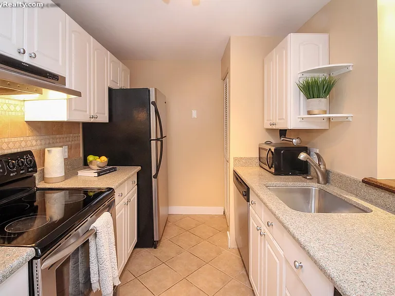 161 W 6th St #C — Photo 14