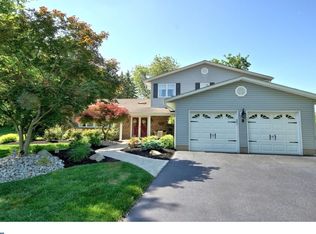 8 Golden Crest Ct, Hamilton, NJ 08691