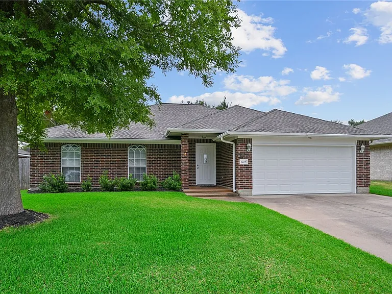 1208 Markham Ln — Photo 1