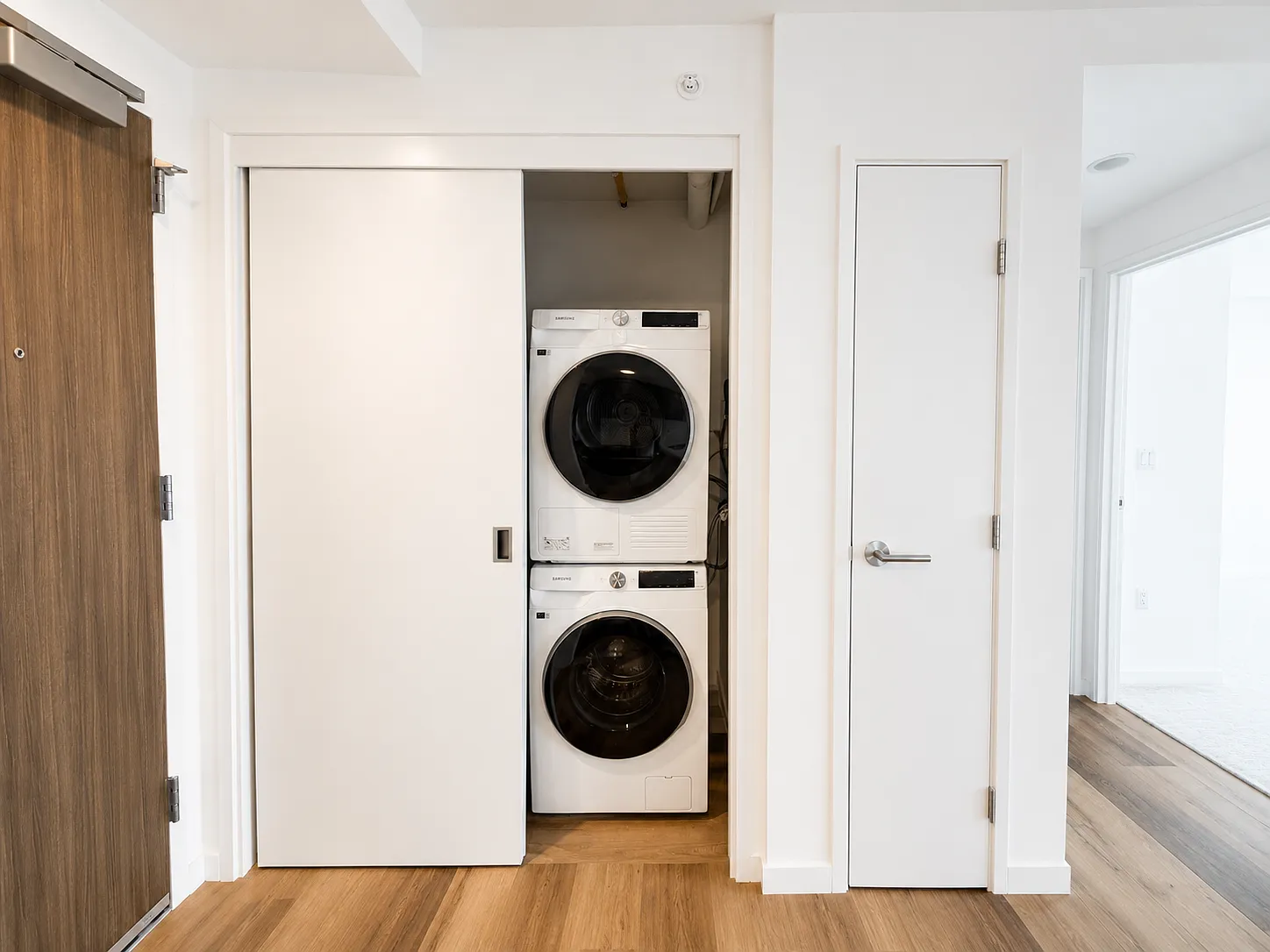 2 bed, 872 sqft, $4,300 — Photo 3