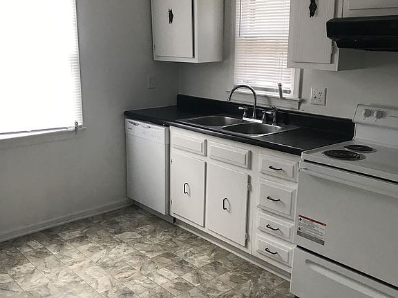 3rd image of 401 Olde Greenwich Cir