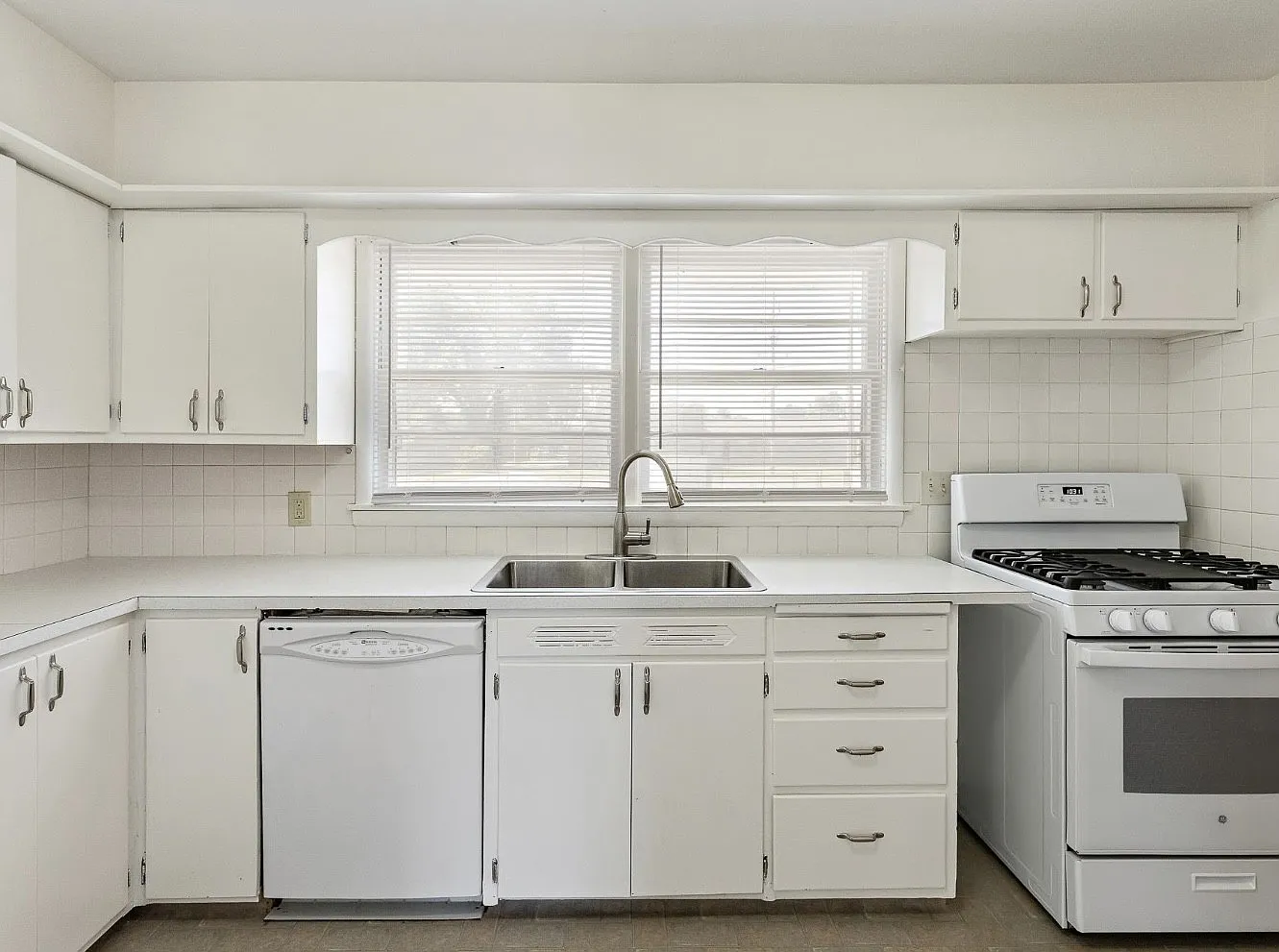 3 bed, 840 sqft, $950 — Photo 4