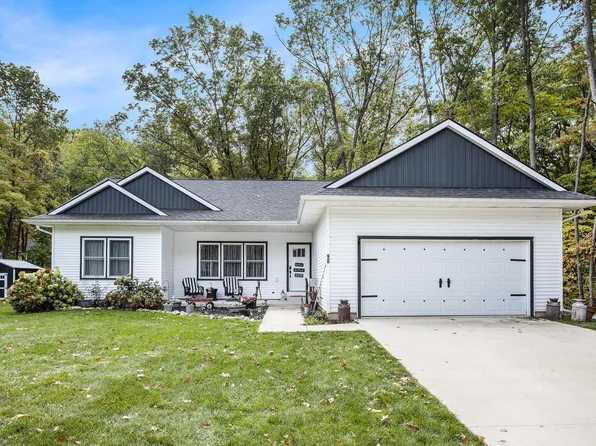 90 Country Club Blvd, Plainwell, MI 49080