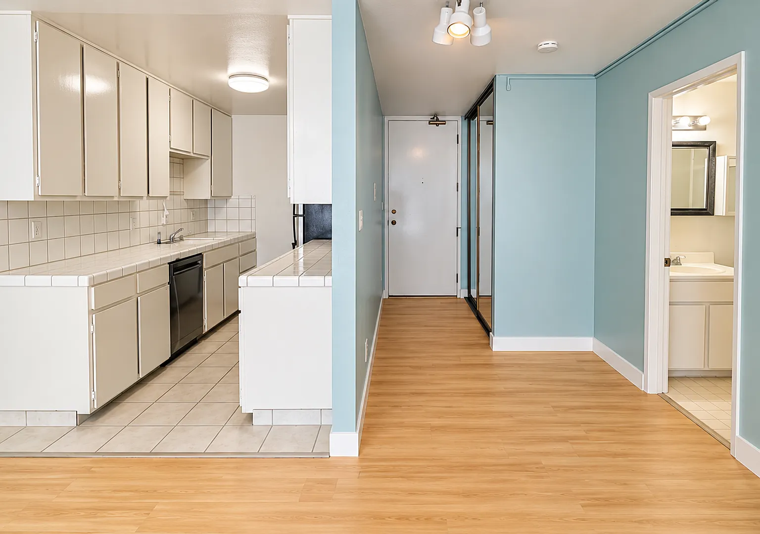 San Francisco Bright & Spacious 1-Bedroom Condo with Parking — Photo 2