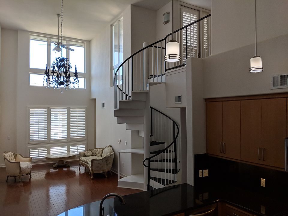 Penthouse with 18' ceiling